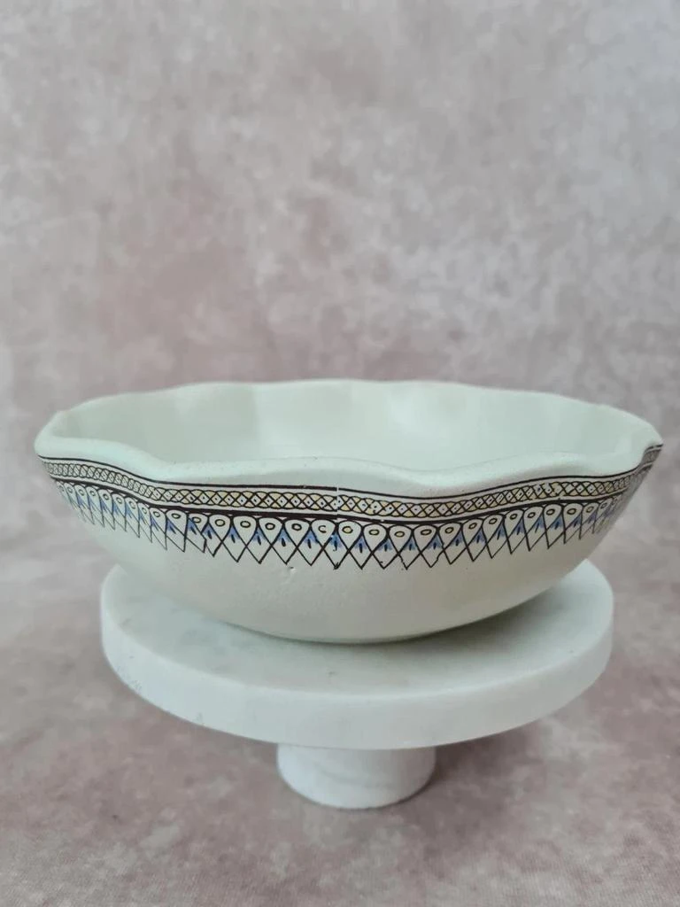 Holle schotel in faënën met blauwe decoratie – golvende rand – photo 3